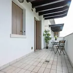 Apartment Lovely Flat With Swimming Pool