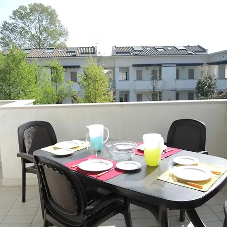 Lovely Flat With Swimming Pool 비비오네