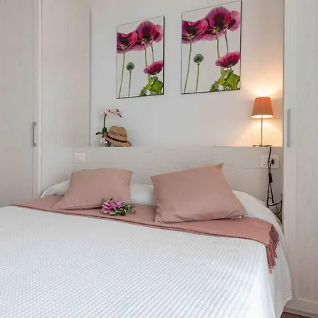 Apartmán Lovely Flat With Swimming Pool