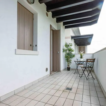 Apartmán Lovely Flat With Swimming Pool